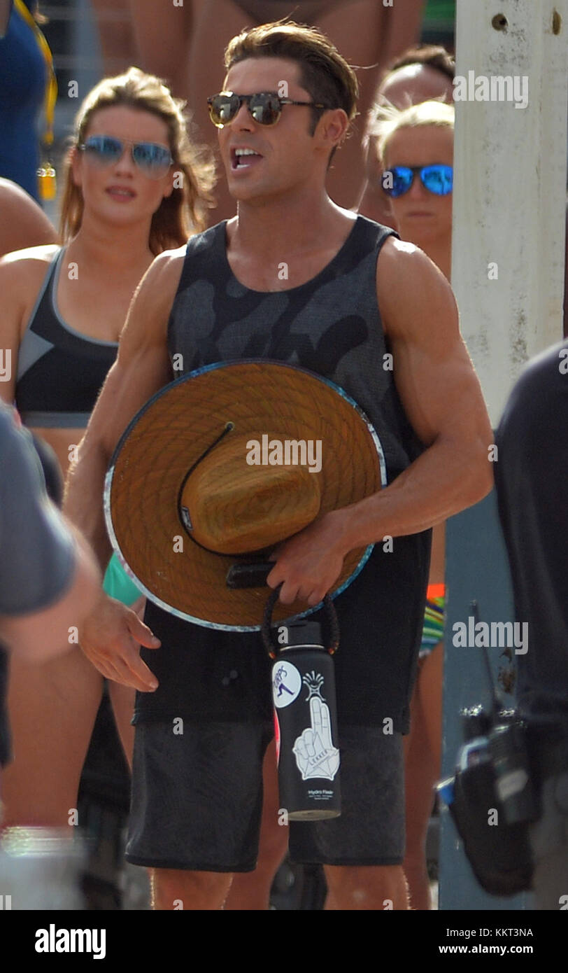 MIAMI BEACH, FL - MARS 08: Actor's Zac Efron, Dwayne Johnson, Alexandra Daddario et Sports illustré modèle Kelly Rohrbach sur la plage filmant une scène pour leur nouveau film Baywatch le 8 mars 2016 à Miami Beach, Floride. Personnes: Zac Efron Banque D'Images