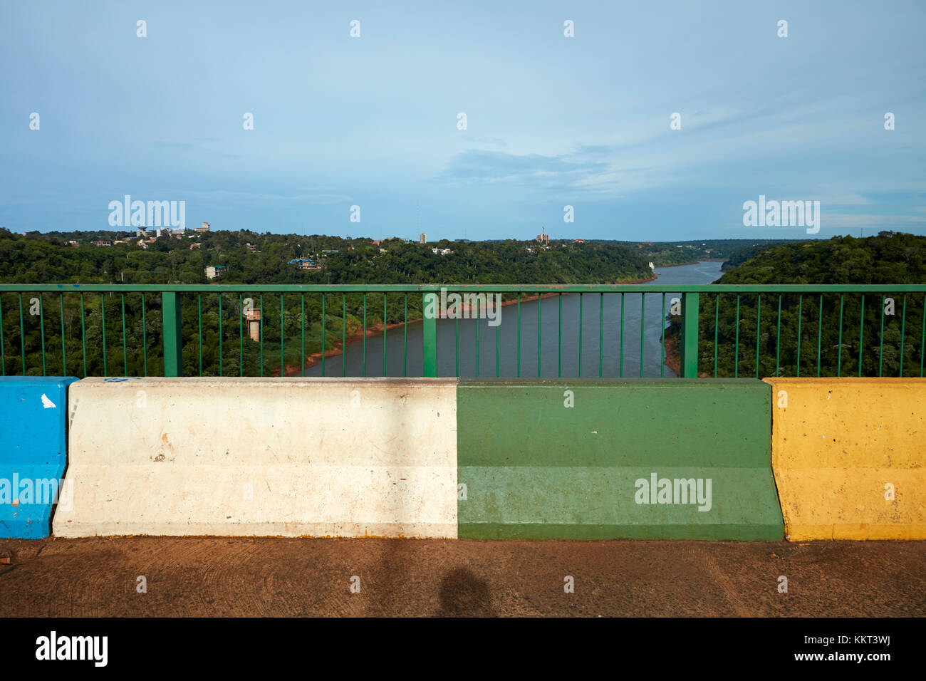 Frontière internationale sur pont à travers la rivière Iguaçu, Brésil - Argentine, à la frontière de l'Amérique du Sud Banque D'Images