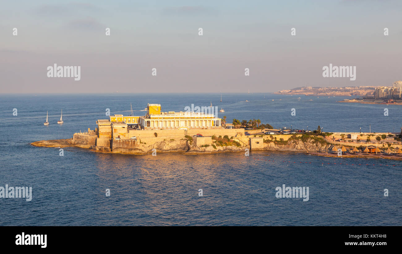 Un casino à l'entrée de la baie de St George à St Julian à Malte. Photo prise au cours de l'heure d'or. Banque D'Images