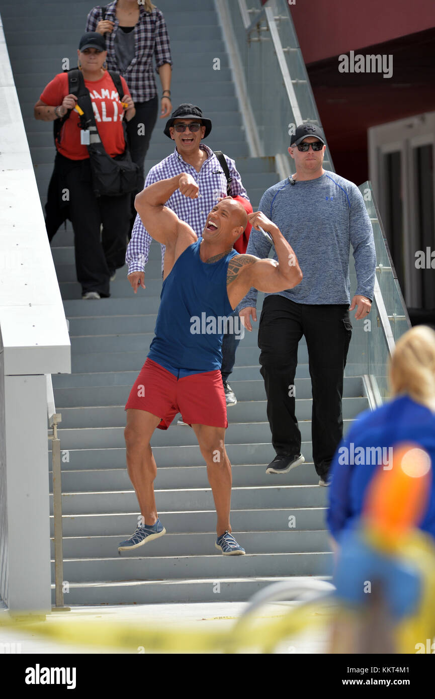 MIAMI BEACH, FL - MARS 08 : Zac Efron, l'Acteur Dwayne Johnson, Alexandra Daddario et Sports Illustrated model Kelly Rohrbach sur la plage de filmer une scène pour leur nouveau film Baywatch le 8 mars 2016 à Miami Beach, Floride. People : Dwayne Johnson Banque D'Images