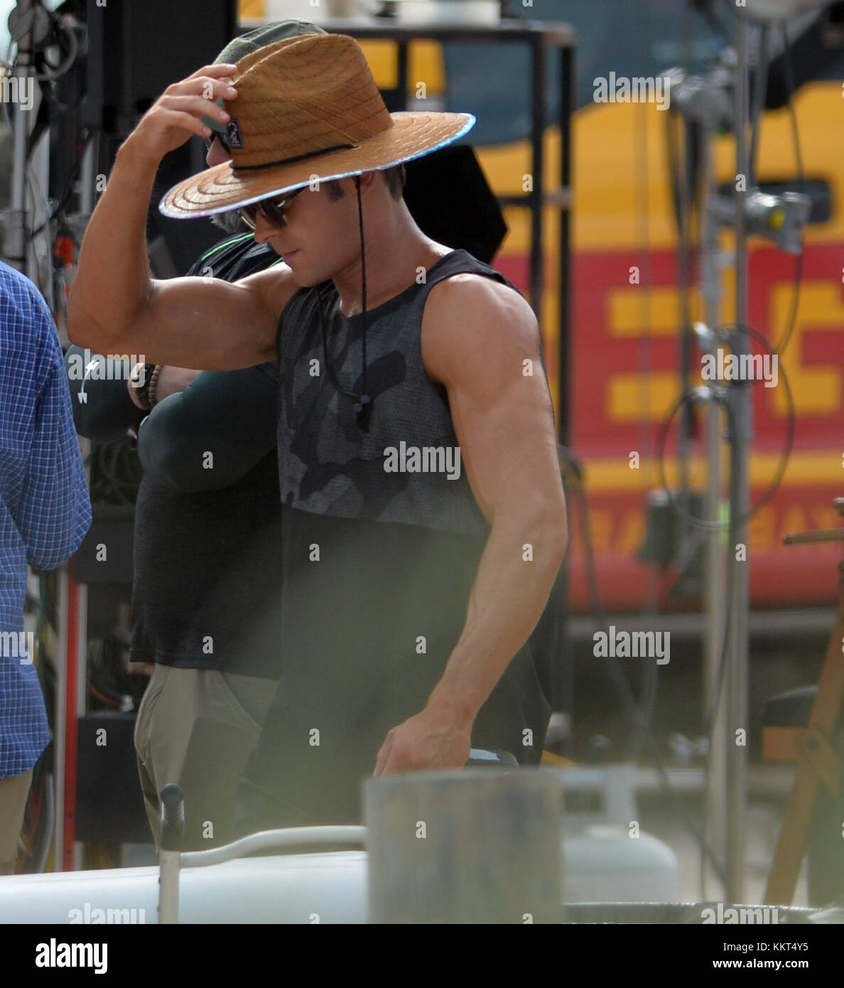 MIAMI BEACH, FL - MARS 08: Actor's Zac Efron, Dwayne Johnson, Alexandra Daddario et Sports illustré modèle Kelly Rohrbach sur la plage filmant une scène pour leur nouveau film Baywatch le 8 mars 2016 à Miami Beach, Floride. Personnes: Zac Efron Banque D'Images