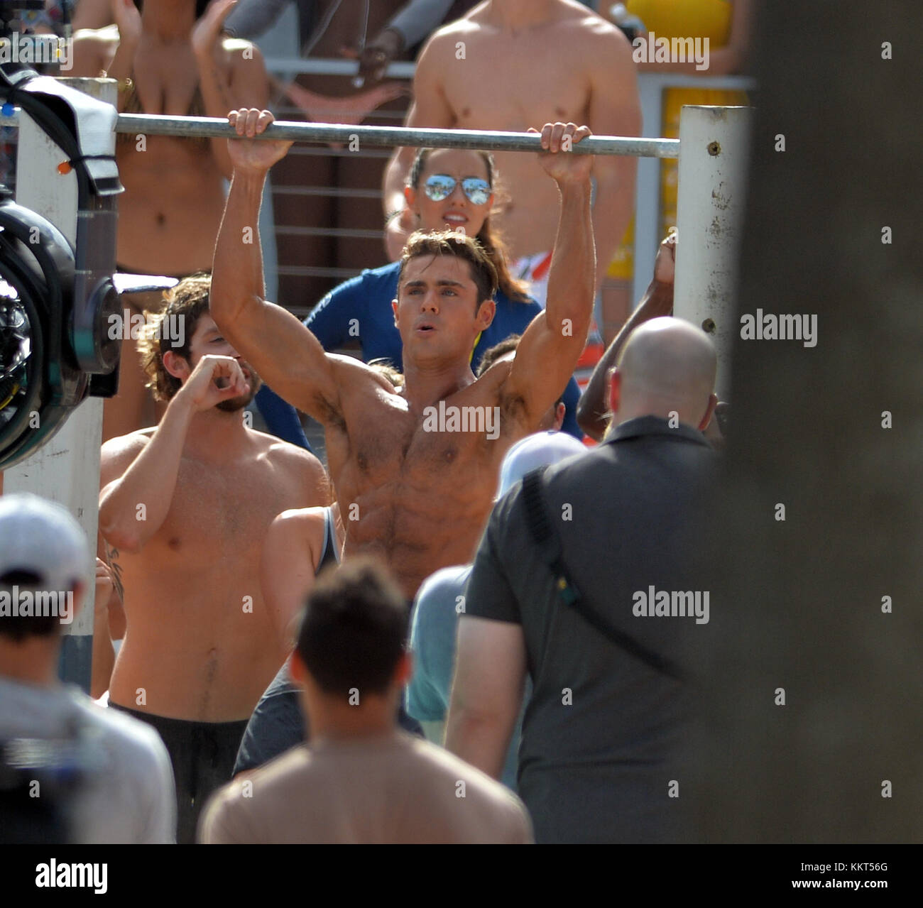 Miami Beach, FL - Mars 08 : Zac Efron, l'acteur Dwayne Johnson, alexandra daddario et sports illustrated model kelly Rohrbach sur la plage de filmer une scène pour leur nouveau film baywatch le 8 mars 2016 à Miami Beach, Floride. Personnes : Zac Efron Banque D'Images