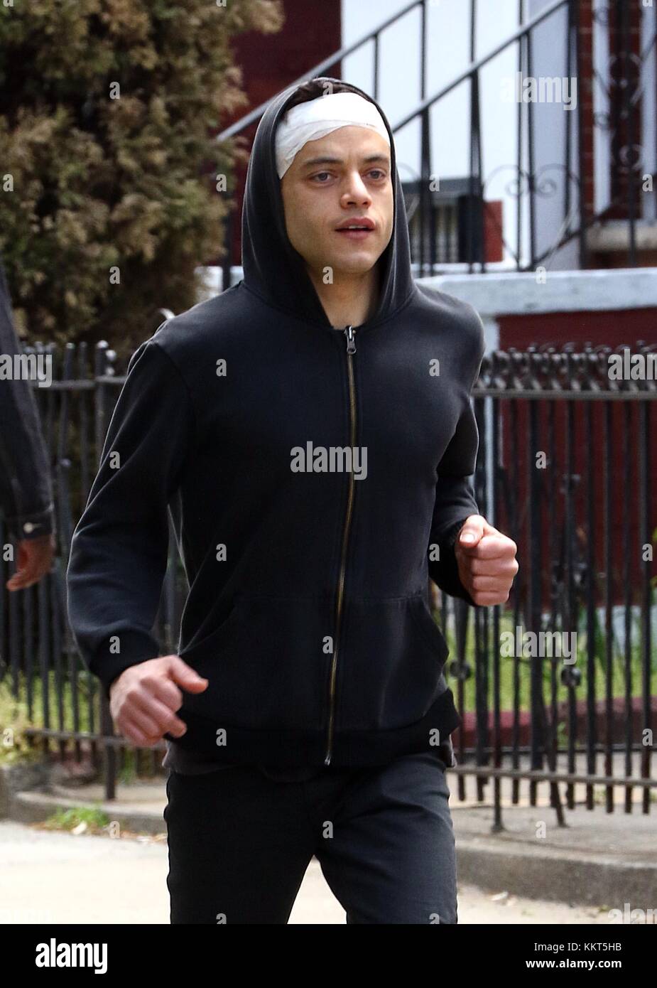 NEW YORK, NY - 19 MAI : Rami Malek filme 'Mr robot' le 19 mai 2016 à New York. Les gens : Rami Malek Banque D'Images