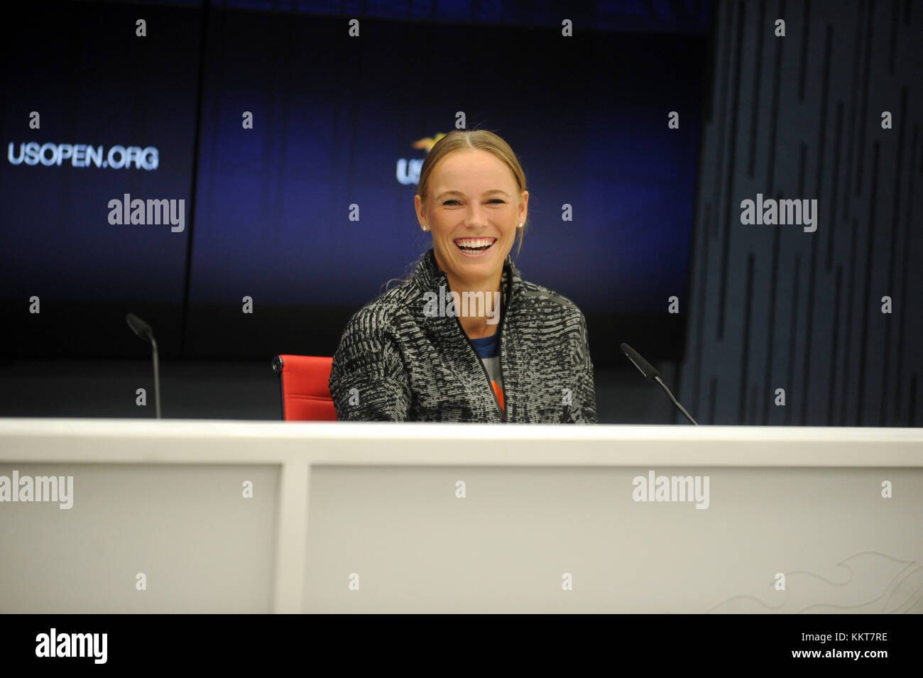 New York, USA - Le 26 août : Caroline Wozniacki parle lors d'une conférence de presse à venir de 2017 us open tennis championships qui aura lieu le 28 août au 10 septembre à Billie Jean King National Tennis Center, à New York, États-Unis le 26 août 2017. Personnes : Caroline Wozniacki Banque D'Images