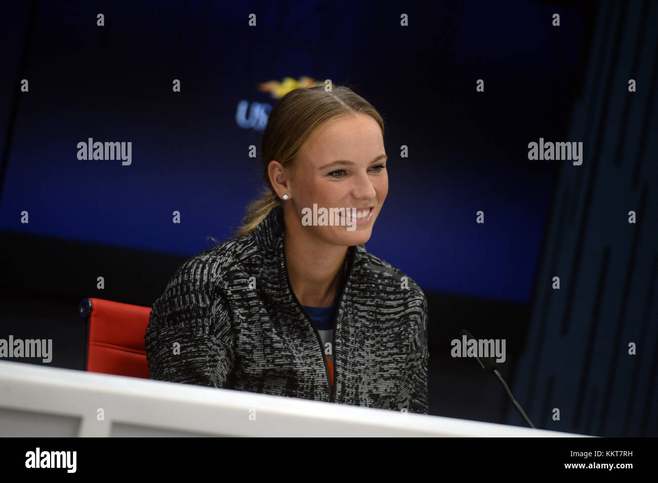 New York, USA - Le 26 août : Caroline Wozniacki parle lors d'une conférence de presse à venir de 2017 us open tennis championships qui aura lieu le 28 août au 10 septembre à Billie Jean King National Tennis Center, à New York, États-Unis le 26 août 2017. Personnes : Caroline Wozniacki Banque D'Images