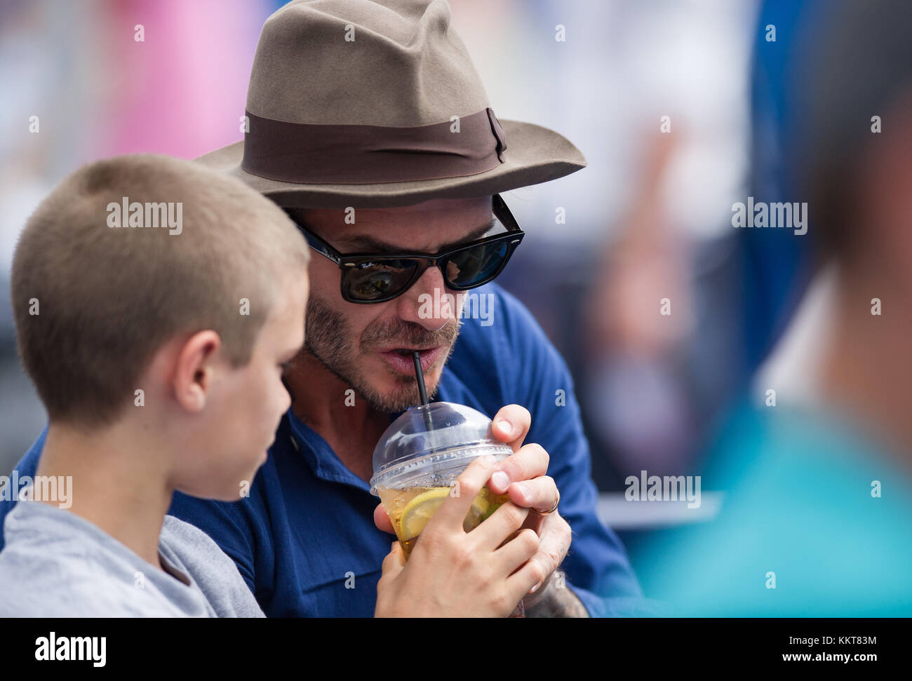 LONDRES, ANGLETERRE - 22 JUIN : David Beckham et Romeo Beckham regardent pendant le match des hommes célibataires deuxième tour entre Jordan Thompson, d'Australie, et Sam Querry, des États-Unis, le quatrième jour des championnats Aegon 2017 au Queens Club, le 22 juin 2017 à Londres, Angleterre personnes : David Beckham, Romeo Beckham Banque D'Images