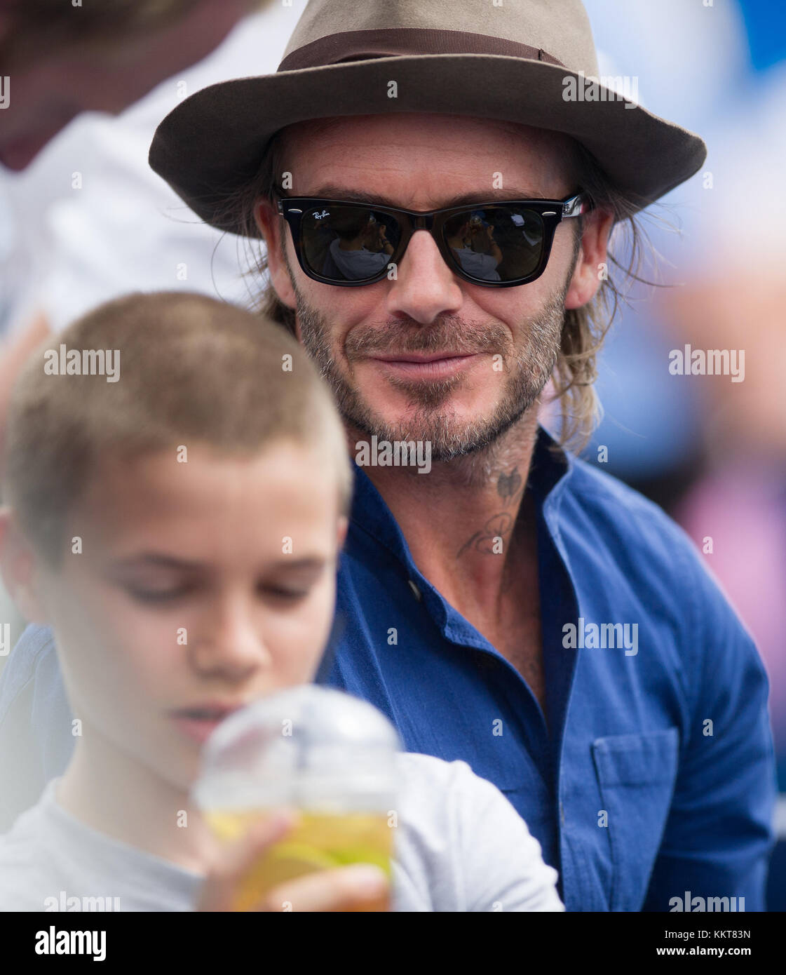 LONDRES, ANGLETERRE - 22 JUIN : David Beckham et Romeo Beckham regardent pendant le match des hommes célibataires deuxième tour entre Jordan Thompson, d'Australie, et Sam Querry, des États-Unis, le quatrième jour des championnats Aegon 2017 au Queens Club, le 22 juin 2017 à Londres, Angleterre personnes : David Beckham, Romeo Beckham Banque D'Images