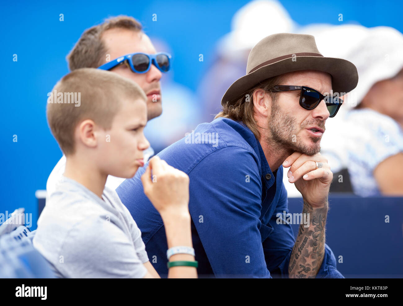 LONDRES, ANGLETERRE - 22 JUIN : David Beckham et Romeo Beckham regardent pendant le match des hommes célibataires deuxième tour entre Jordan Thompson, d'Australie, et Sam Querry, des États-Unis, le quatrième jour des championnats Aegon 2017 au Queens Club, le 22 juin 2017 à Londres, Angleterre personnes : David Beckham, Romeo Beckham Banque D'Images