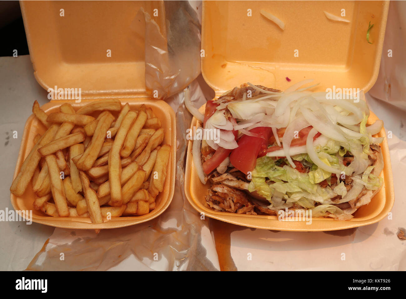 Après le pub essentiel donner kebab et chips une friandise Banque D'Images