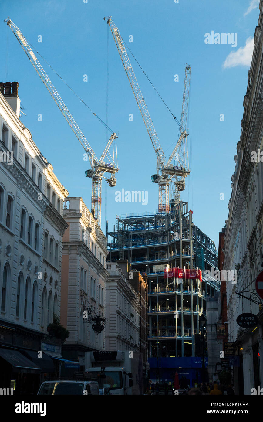 À la Rue du Musée vers le sud en direction de chantier avec grue (nouveau bâtiment est le bâtiment Post - Museum Street, London WC1A 1AP ). (92) Banque D'Images