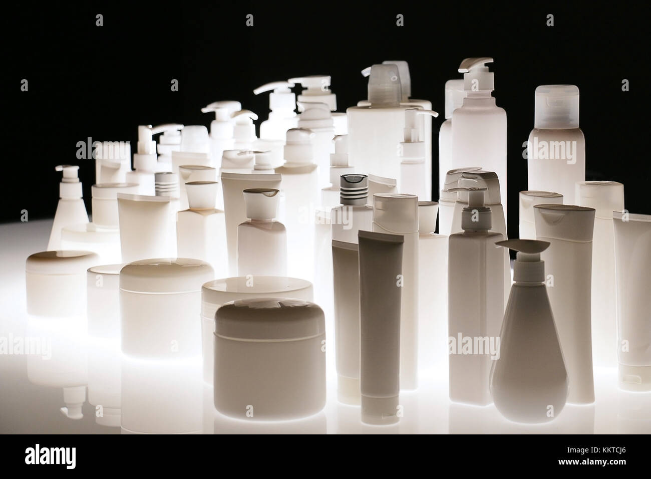Groupe de vide bouteilles cosmétiques en silhouette en raison du faible éclairage arrière Banque D'Images