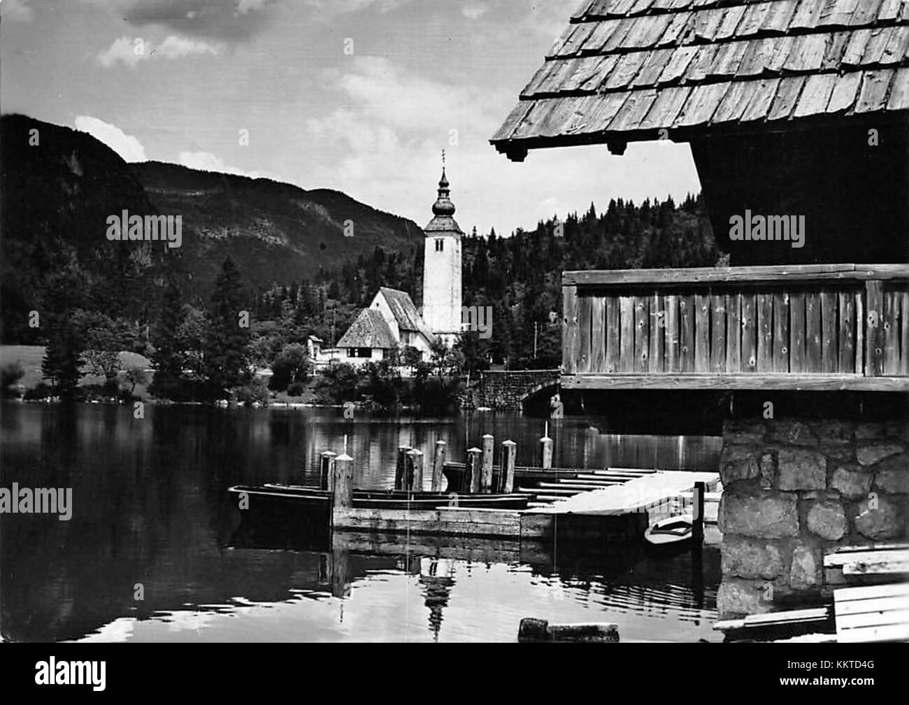 Cette carte postale représente une image de Bohinj, une région pittoresque de Slovénie, prise en 1964. Bohinj est connue pour ses superbes paysages alpins et sa beauté naturelle. Banque D'Images