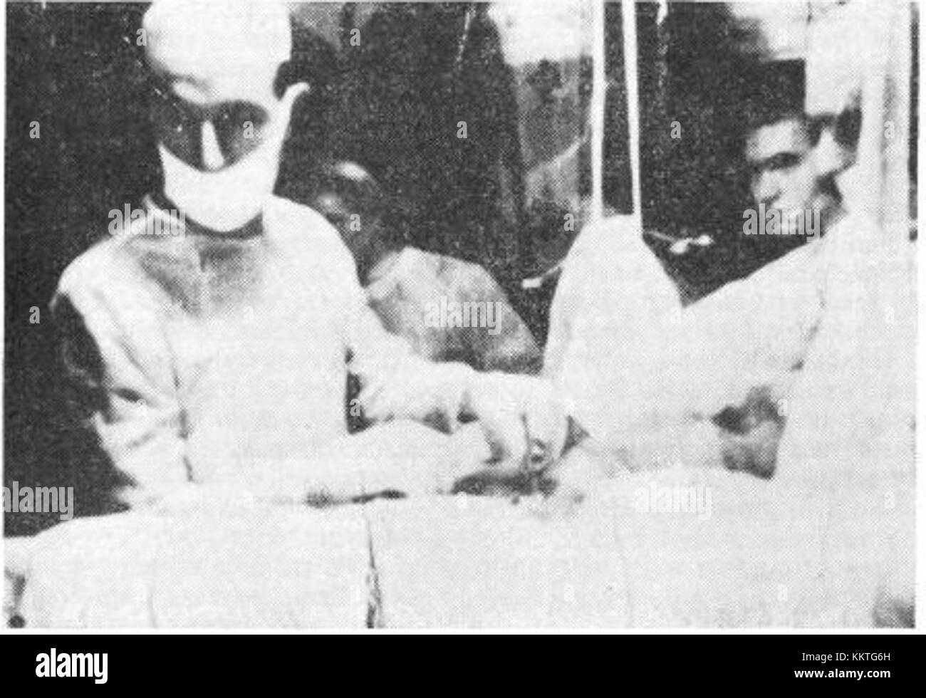Le Dr Robert Kukovec, un chirurgien qualifié, est représenté en train d'effectuer une opération. Son expertise et ses contributions au domaine médical sont importantes, notamment en chirurgie et en soins aux patients. Banque D'Images