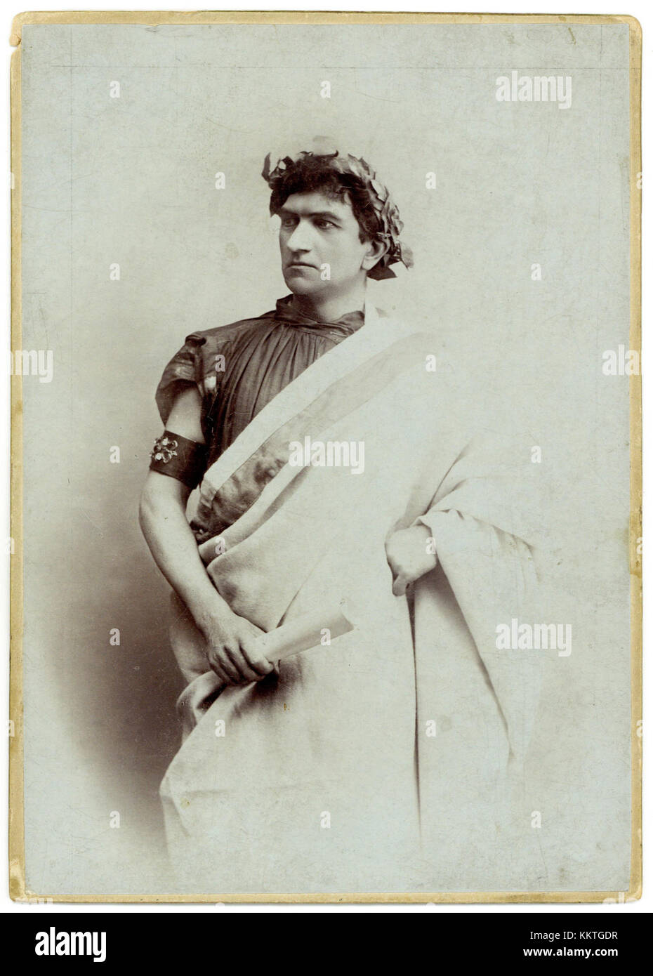 Une référence historique à Danilo et à son association avec Jules César, explorant leur lien avec l'histoire classique. Banque D'Images