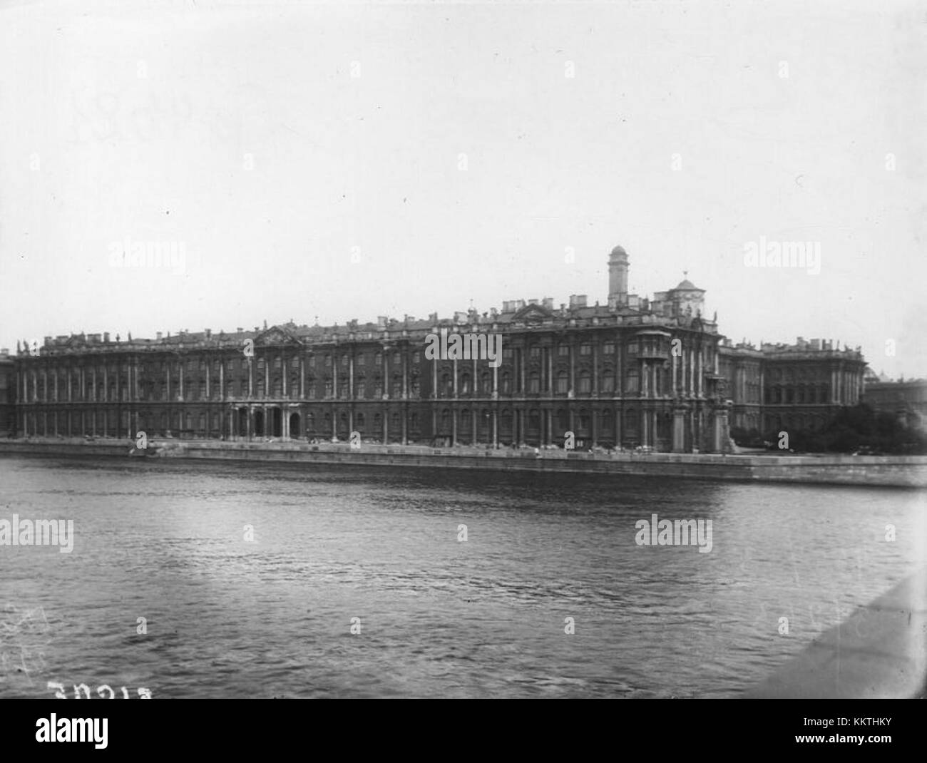 Peinture ou photographie du Palais d'hiver de Pétersbourg en 1914, représentant la grande architecture du buildingâ et son importance historique avant la Révolution russe. Banque D'Images