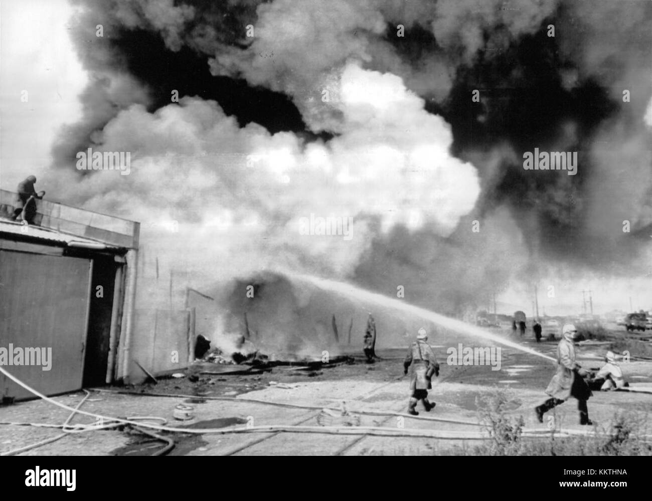 Un incendie de magazine a causé des dommages totalisant 3 millions dans un incident spécifique. L'incendie a causé des pertes importantes et a eu des répercussions sur l'installation, soulignant l'importance de la sécurité incendie. Banque D'Images