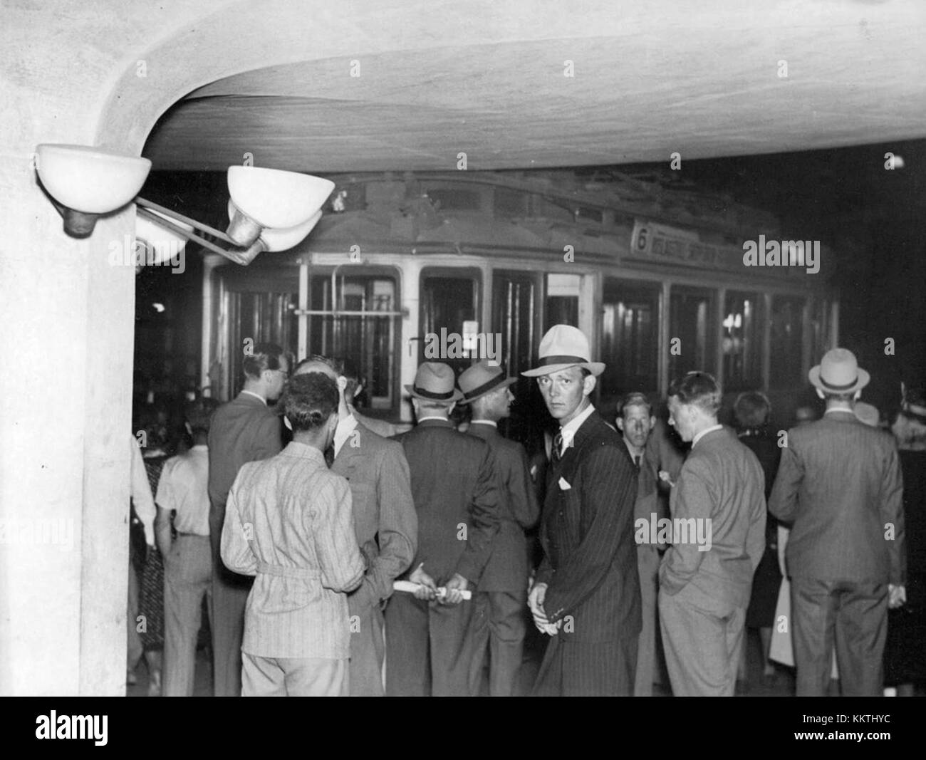 Un tramway s'est arrêté au centre de la rue à la suite d'une collision avec une ambulance. Les services d'urgence sont sur place pour gérer la situation. Le numéro d'incident est le 391753705849. Banque D'Images