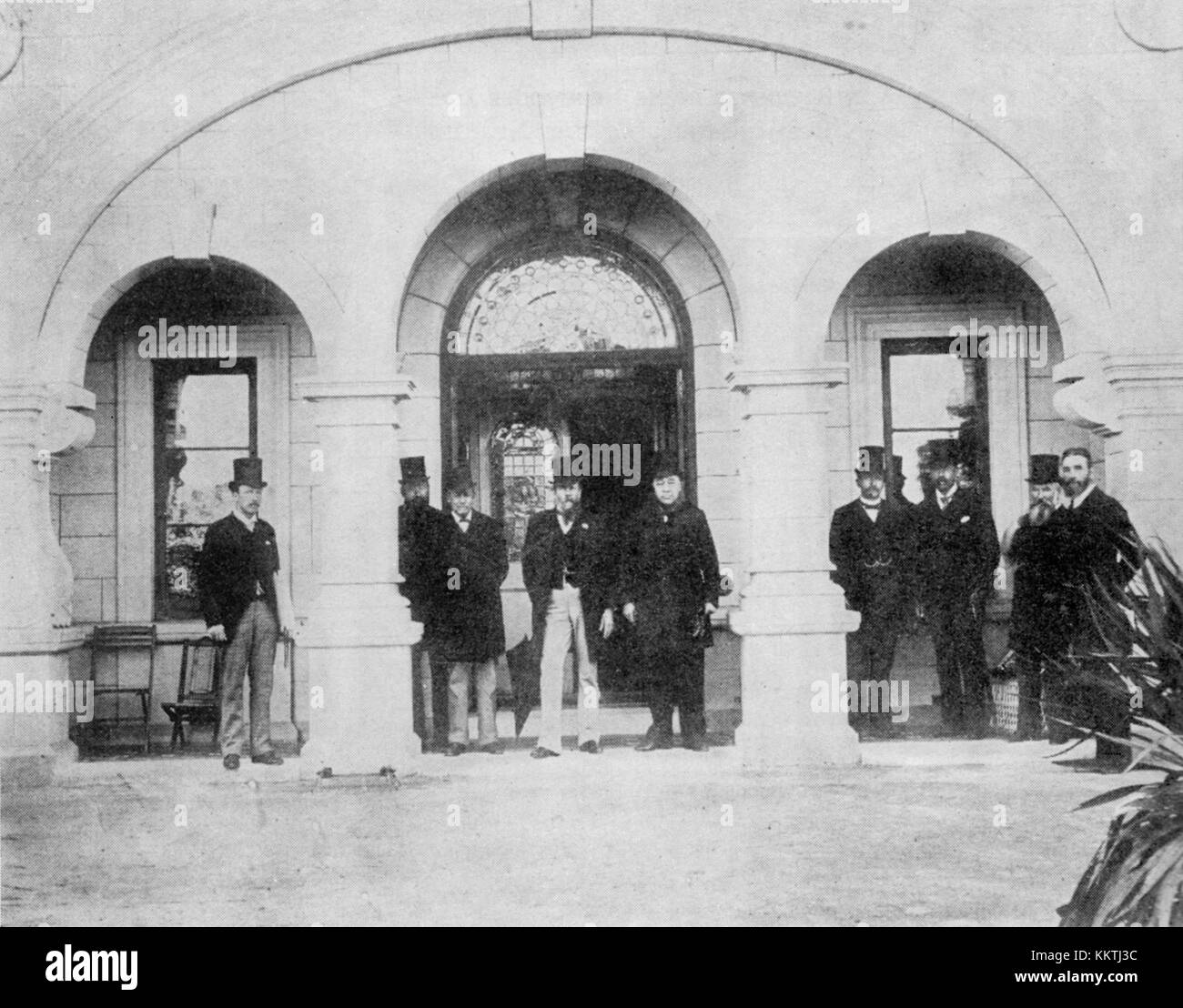 Cette photographie montre le président sud-africain F.W. Reitz et le président Paul Kruger devant la résidence présidentielle de Bloemfontein. Il reflète un moment important de l'histoire sud-africaine à la fin du XIXe siècle. Banque D'Images Cette photographie montre le président sud-africain F.W. Reitz et le président Paul Kruger devant la résidence présidentielle de Bloemfontein. Il reflète un moment important de l'histoire sud-africaine à la fin du XIXe siècle. Banque D'Images