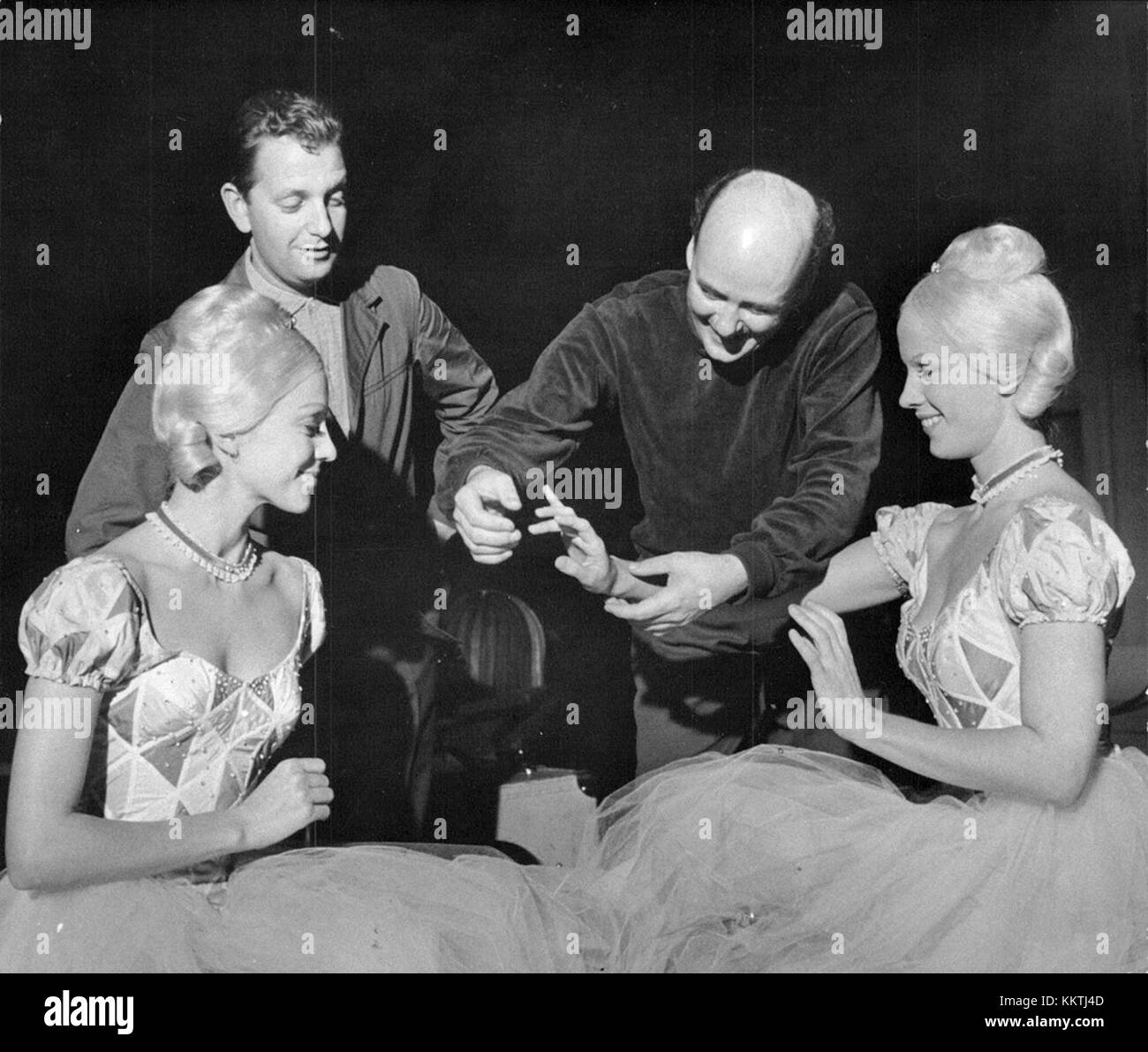 L'actrice suédoise Bibi Andersson est photographiée sur le plateau dans cette photographie des années 1950. Elle est connue pour son travail dans le cinéma suédois et pour ses collaborations avec le réalisateur Ingmar Bergman. Sa carrière s'étend sur plusieurs décennies dans le cinéma et la télévision. Banque D'Images L'actrice suédoise Bibi Andersson est photographiée sur le plateau dans cette photographie des années 1950. Elle est connue pour son travail dans le cinéma suédois et pour ses collaborations avec le réalisateur Ingmar Bergman. Sa carrière s'étend sur plusieurs décennies dans le cinéma et la télévision. Banque D'Images