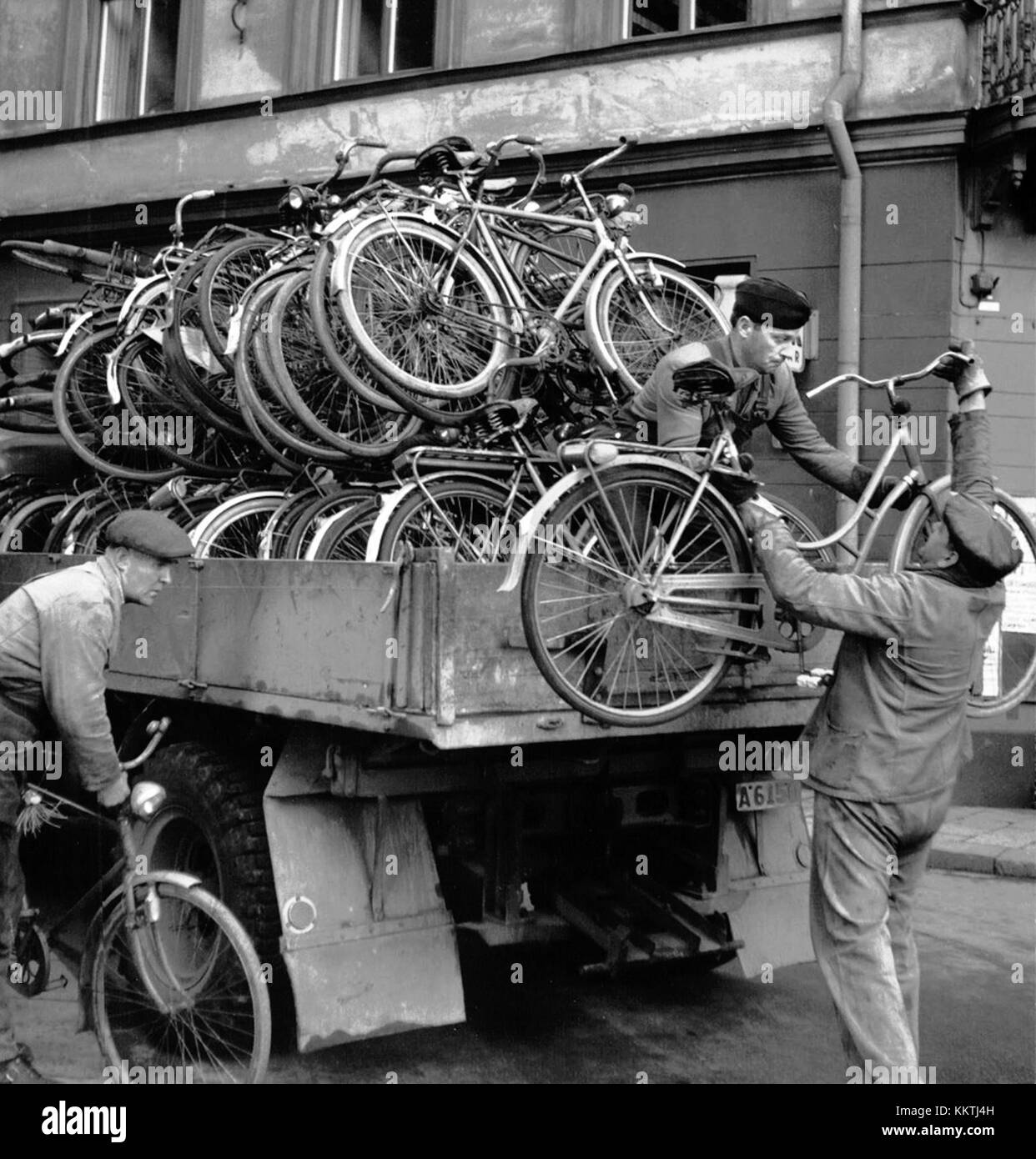 Cette image montre un groupe de vélos abandonnés ramassés par les employés municipaux dans une ville. La scène souligne les efforts de la ville pour gérer l'espace public et réduire l'encombrement en retirant les vélos sans surveillance des rues. Ces mesures aident à maintenir l'ordre urbain et la propreté. Banque D'Images
