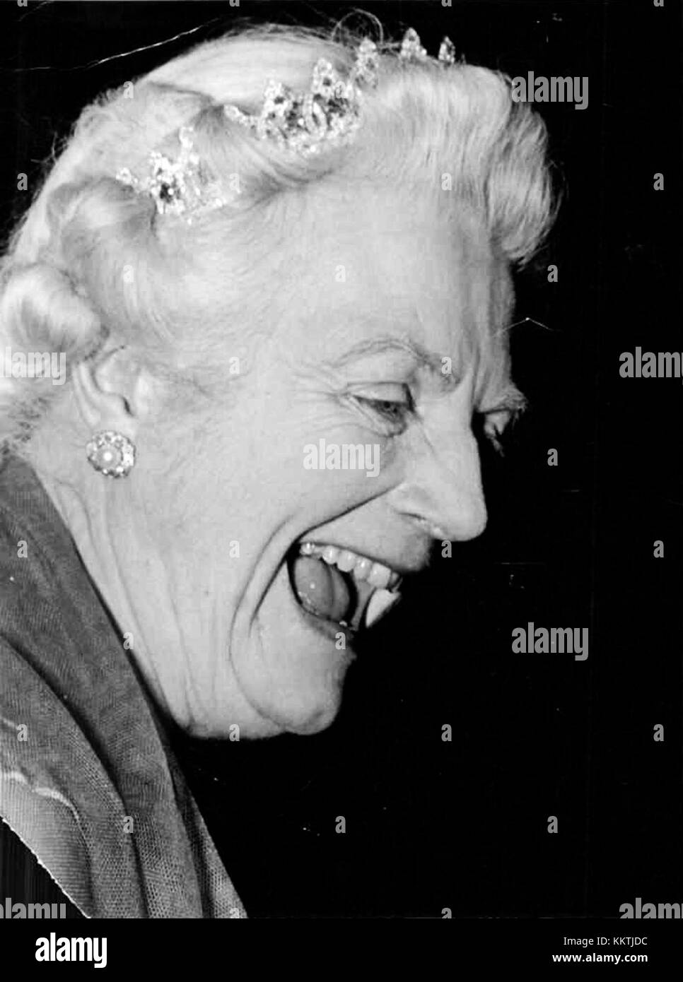 Clementine Churchill, l'épouse de Winston Churchill, assiste à la célébration du Nobel en 1953. Cet événement souligne son rôle dans la société britannique et son implication dans des événements historiques importants. Banque D'Images
