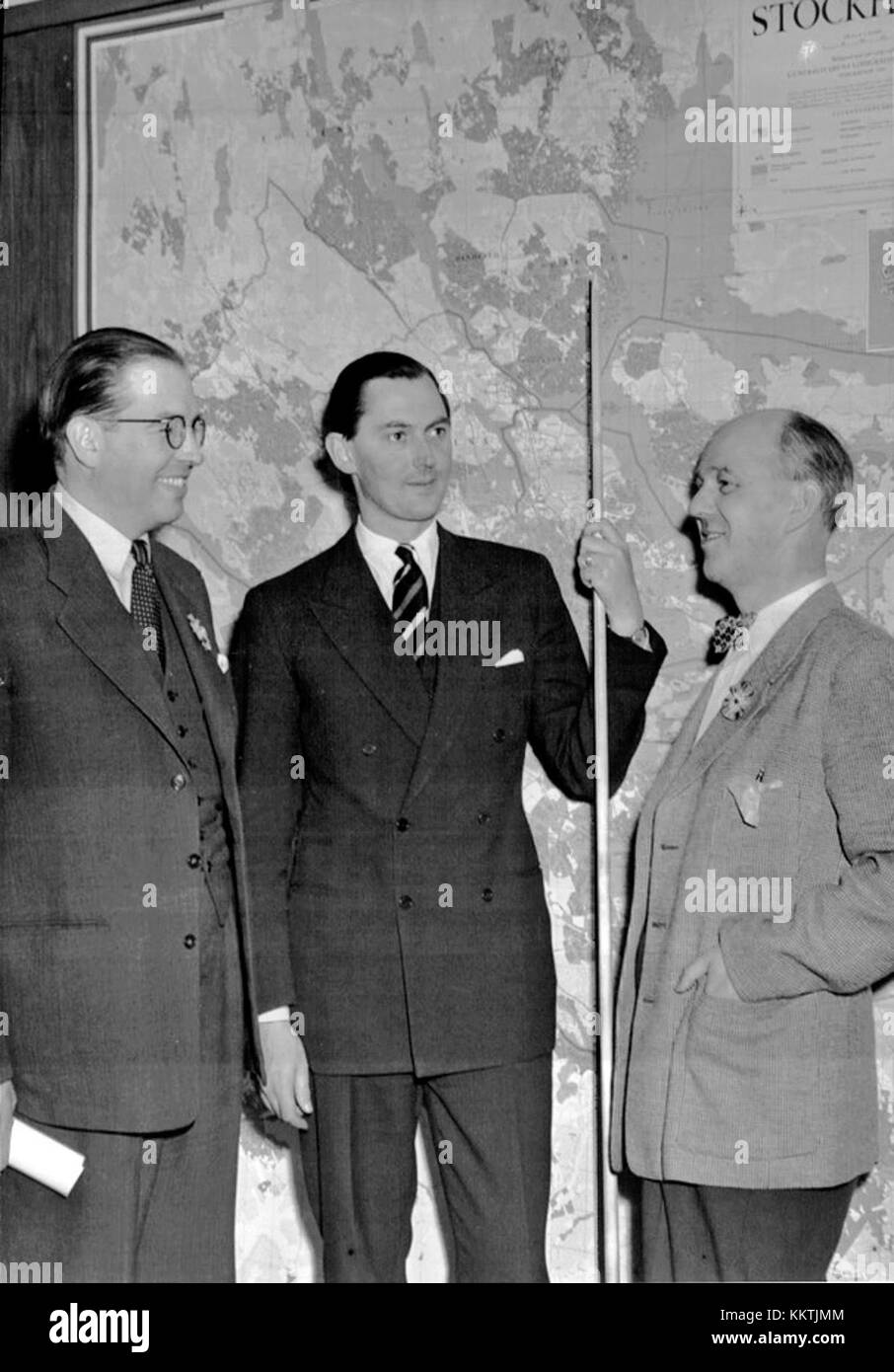 Les délégués engagent une conversation lors d'un événement à Stockholm, probablement en relation avec une nouvelle carte ou un nouveau développement. Le contexte souligne l'importance politique ou culturelle liée aux efforts de planification de cityÂ™s. Banque D'Images