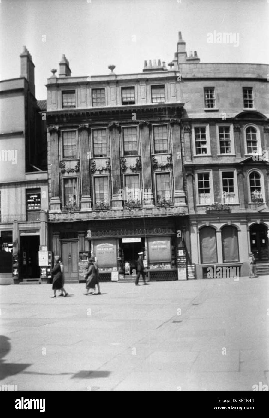 Bath est une ville historique du Somerset, en Angleterre, connue pour ses thermes romains et son architecture géorgienne. Les monuments de la ville comprennent les thermes romains, l'abbaye de Bath et le Royal Crescent. C'est un site du patrimoine mondial de l'UNESCO, attirant des millions de visiteurs chaque année pour son patrimoine et son importance culturelle. Banque D'Images