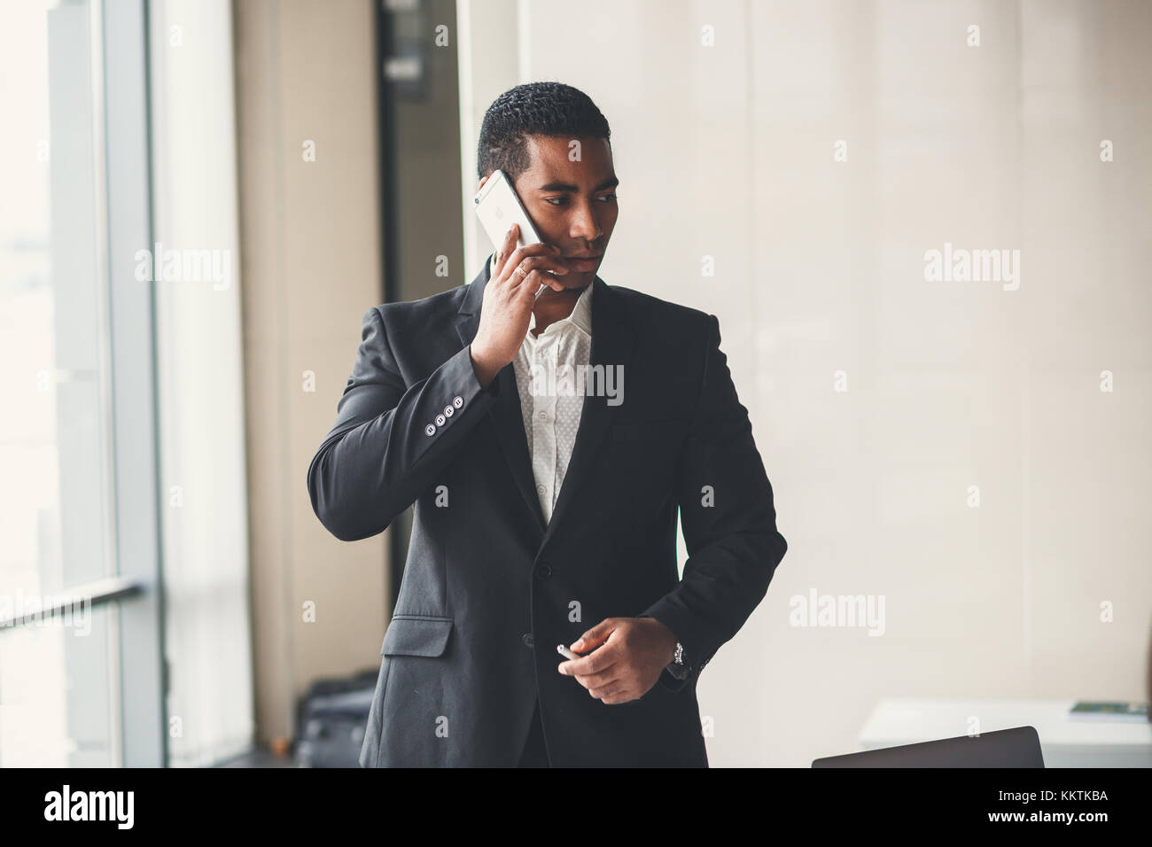 African American businessman using smart phone emailing ou de parler Banque D'Images