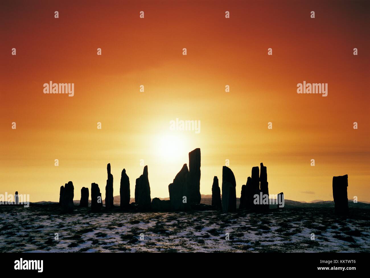 Le cercle de pierre préhistorique Callanish Hébrides écossaises, île de Lewis, en Écosse. Plus de 5000 ans. Coucher du soleil d'hiver sur la neige. Décembre Janvier Février Banque D'Images