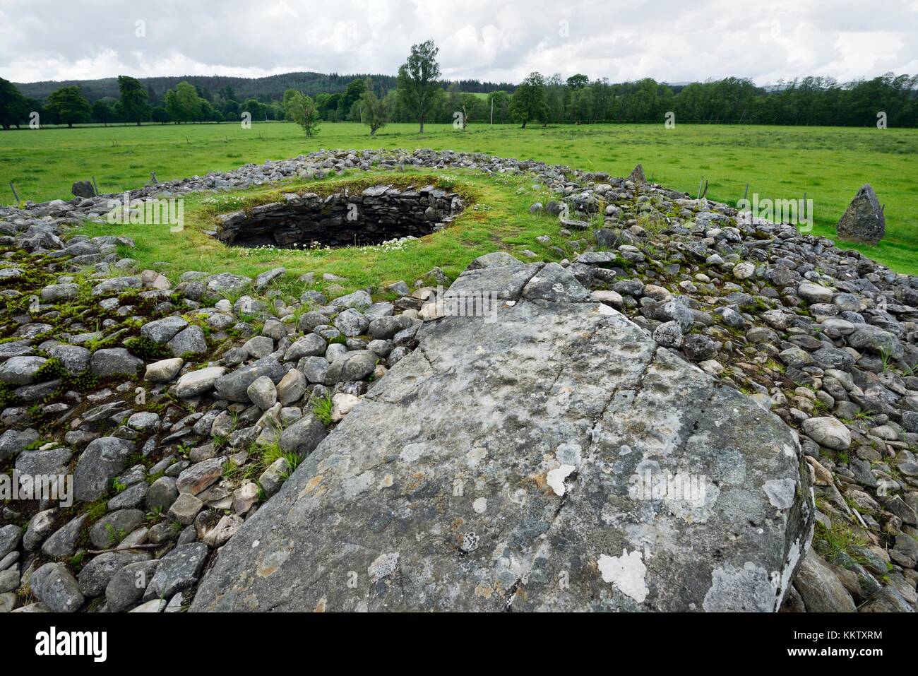 L'Âge du Bronze Corrimony recloisonnées cairn montrant tasse-dalle massive marquée probablement le capstone. Glen Urquhart, Highland, Scotland Banque D'Images