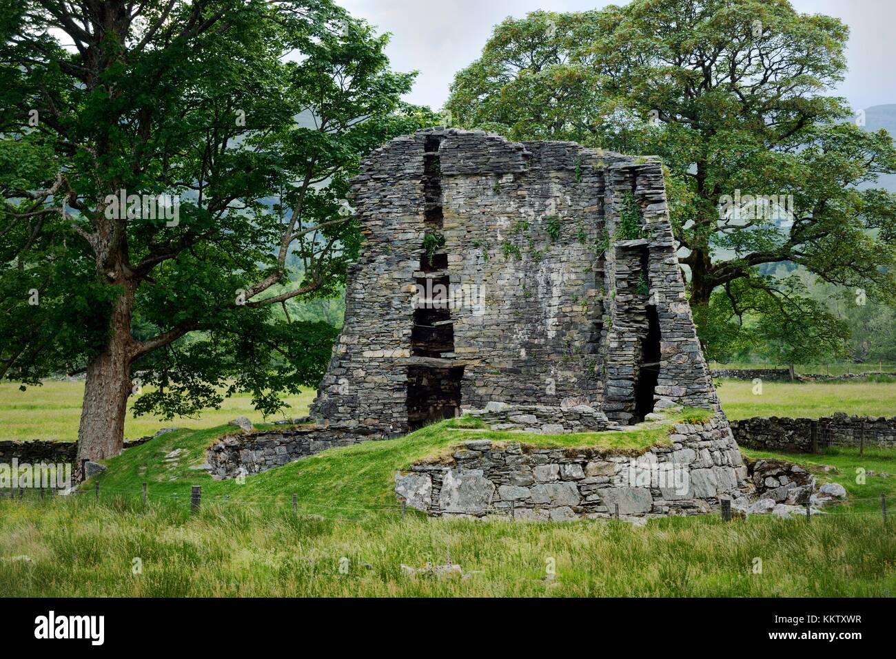 Telve dun broch. L'Âge du Fer préhistoire homestead fortifiée à Glenelg, Highland, en Écosse. Galeries de peinture murale montrant Banque D'Images