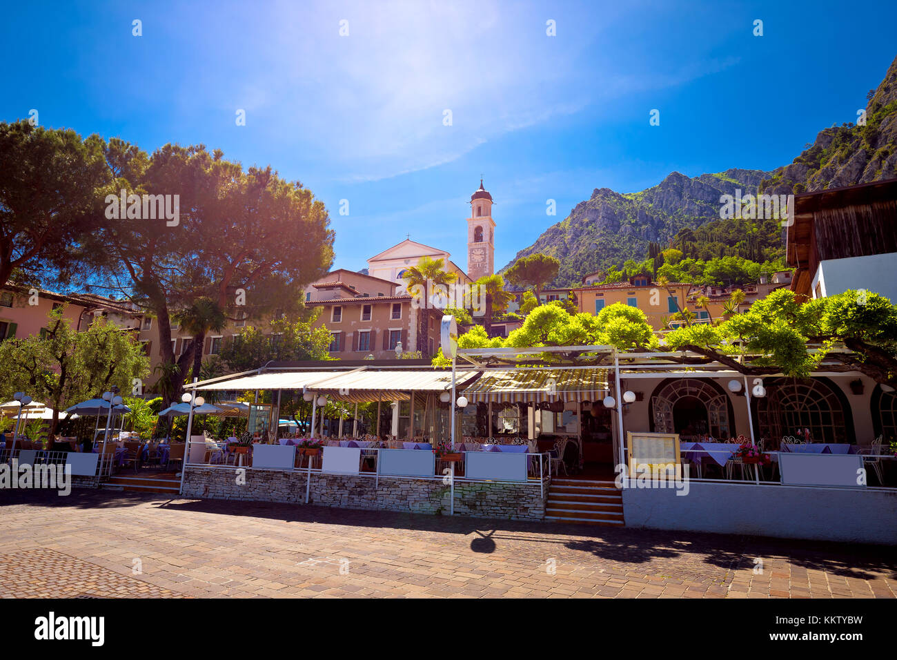 Limone sul Garda square et church view, ville située sur le lac de garde en Lombardie, Italie Banque D'Images