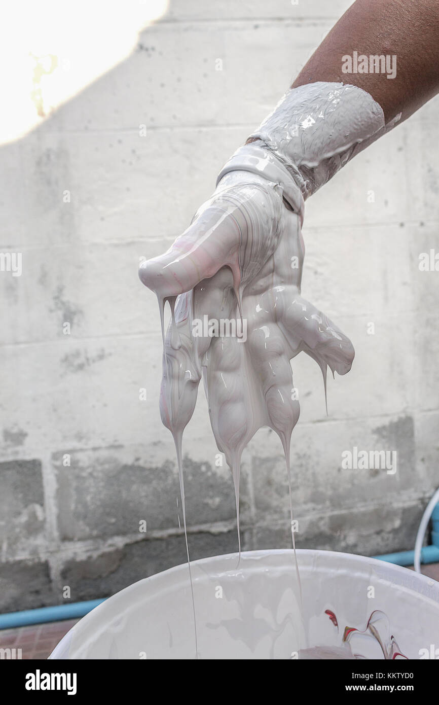 Le mélange de peinture, de pair avec les couleurs rouge, mixte mixte peintres à la main avec la couleur, peint dans le travail d'accueil, sélectionner focus (main) : mains comptant plusieurs fiv Banque D'Images