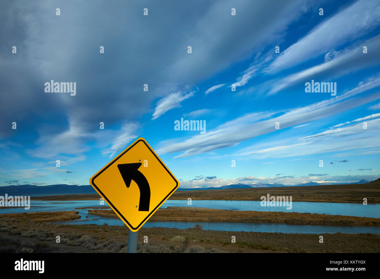 Signe de route et de la rivière La Leona, Patagonie, Argentine, Amérique du Sud Banque D'Images