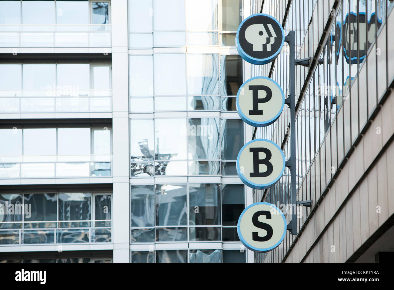 Un logo affiche à l'extérieur du siège de la Public Broadcasting Service (PBS) à Arlington, en Virginie, le 26 novembre 2017. Banque D'Images
