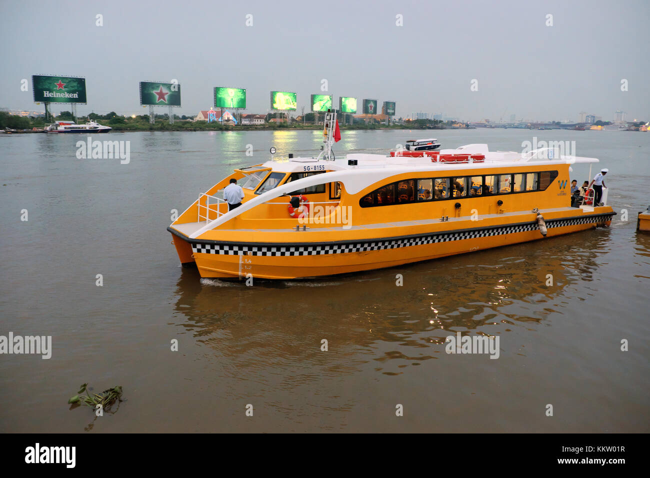 HO CHI MINH VILLE, VIET Nam, bus de l'eau est nouveau transport public, bateau de rivière jaune se déplaçant sur la rivière Saigon pour le transport de passagers, Vietnam Banque D'Images