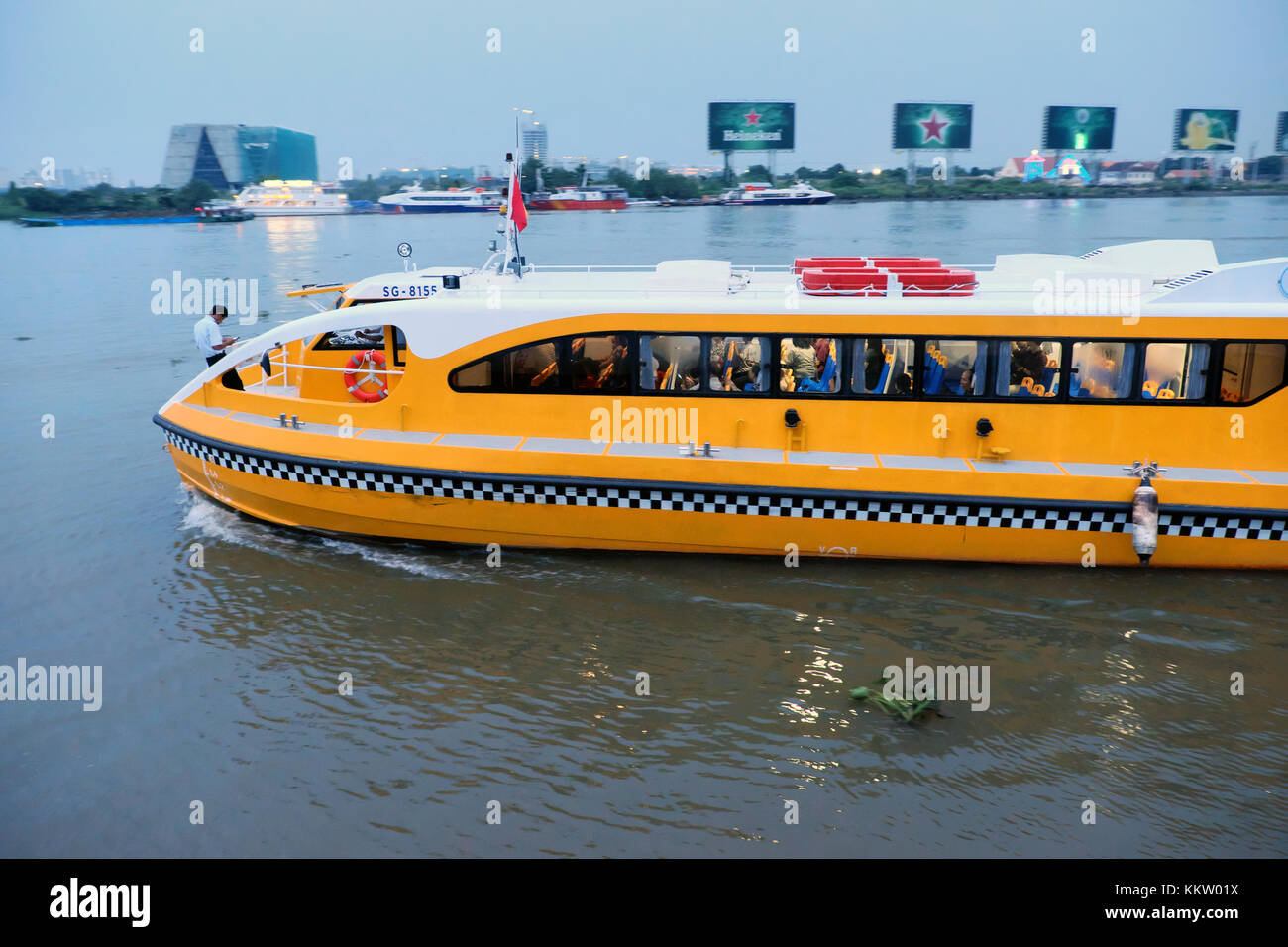 HO CHI MINH VILLE, VIET Nam, bus de l'eau est nouveau transport public, bateau de rivière jaune se déplaçant sur la rivière Saigon pour le transport de passagers, Vietnam Banque D'Images