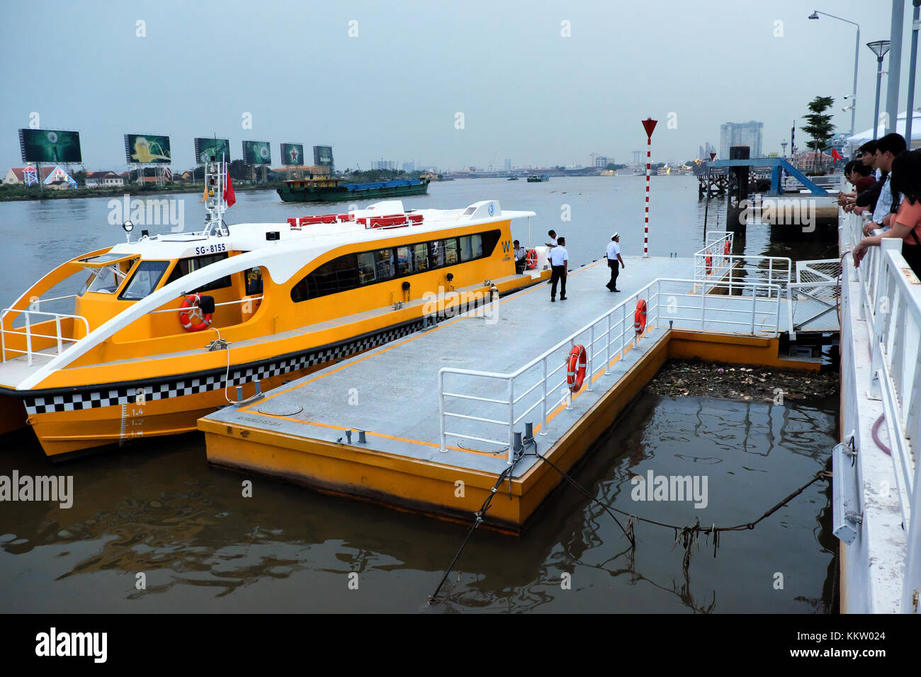 HO CHI MINH VILLE, VIET Nam, bus de l'eau est nouveau transport public sur la rivière Saigon, bateau de rivière jaune à l'embarcadère en attente pour le transport de passagers Banque D'Images