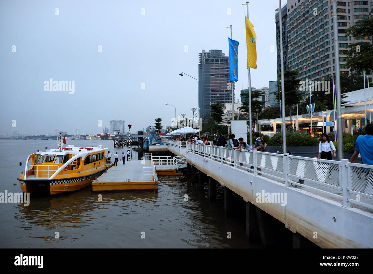 HO CHI MINH VILLE, VIET Nam, bus de l'eau est nouveau transport public sur la rivière Saigon, bateau de rivière jaune à l'embarcadère en attente pour le transport de passagers Banque D'Images