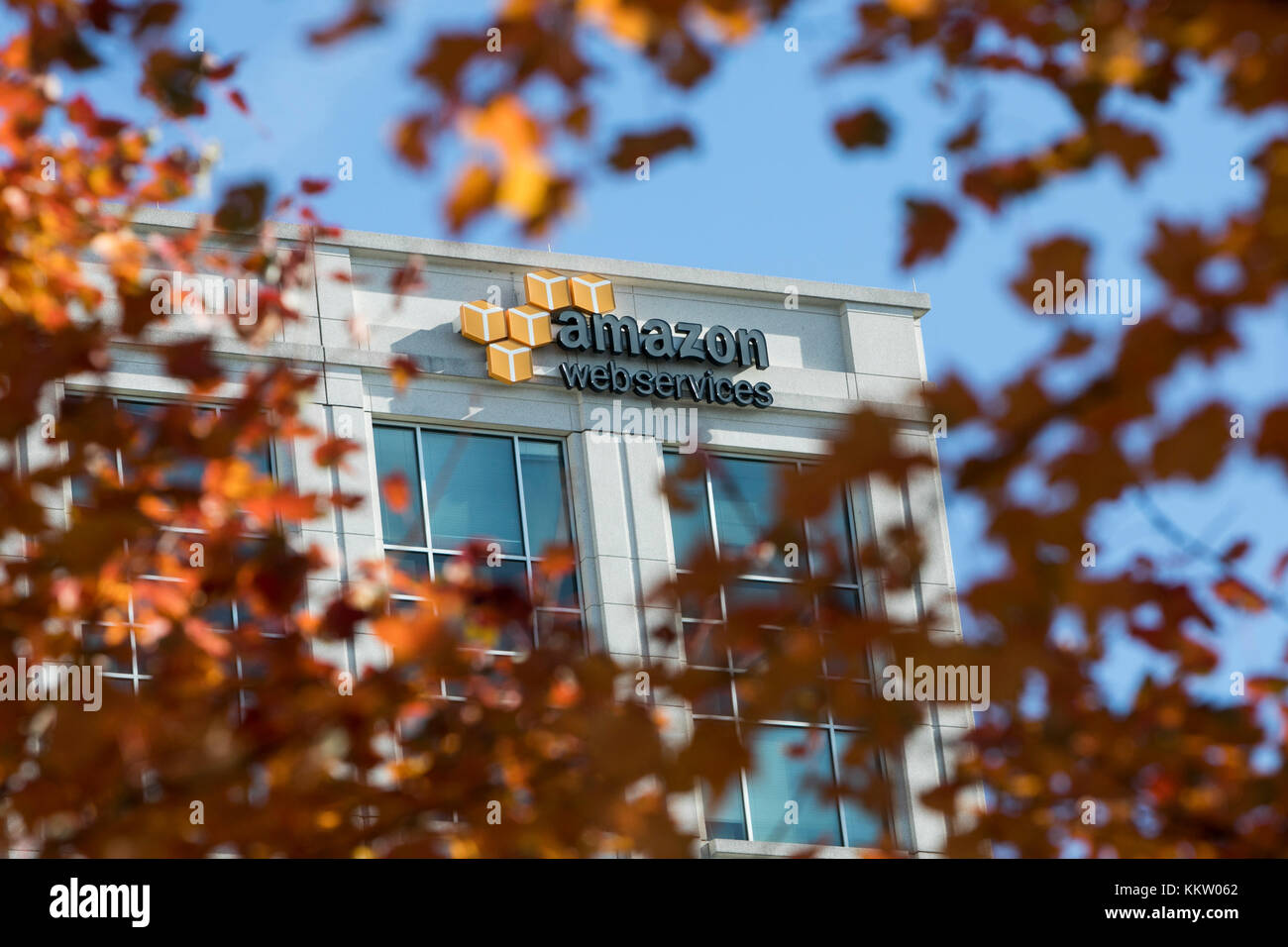 Logo situé à l'extérieur d'un site occupé par Amazon Web services (AWS) à Herndon, en Virginie, le 26 novembre 2017. Banque D'Images