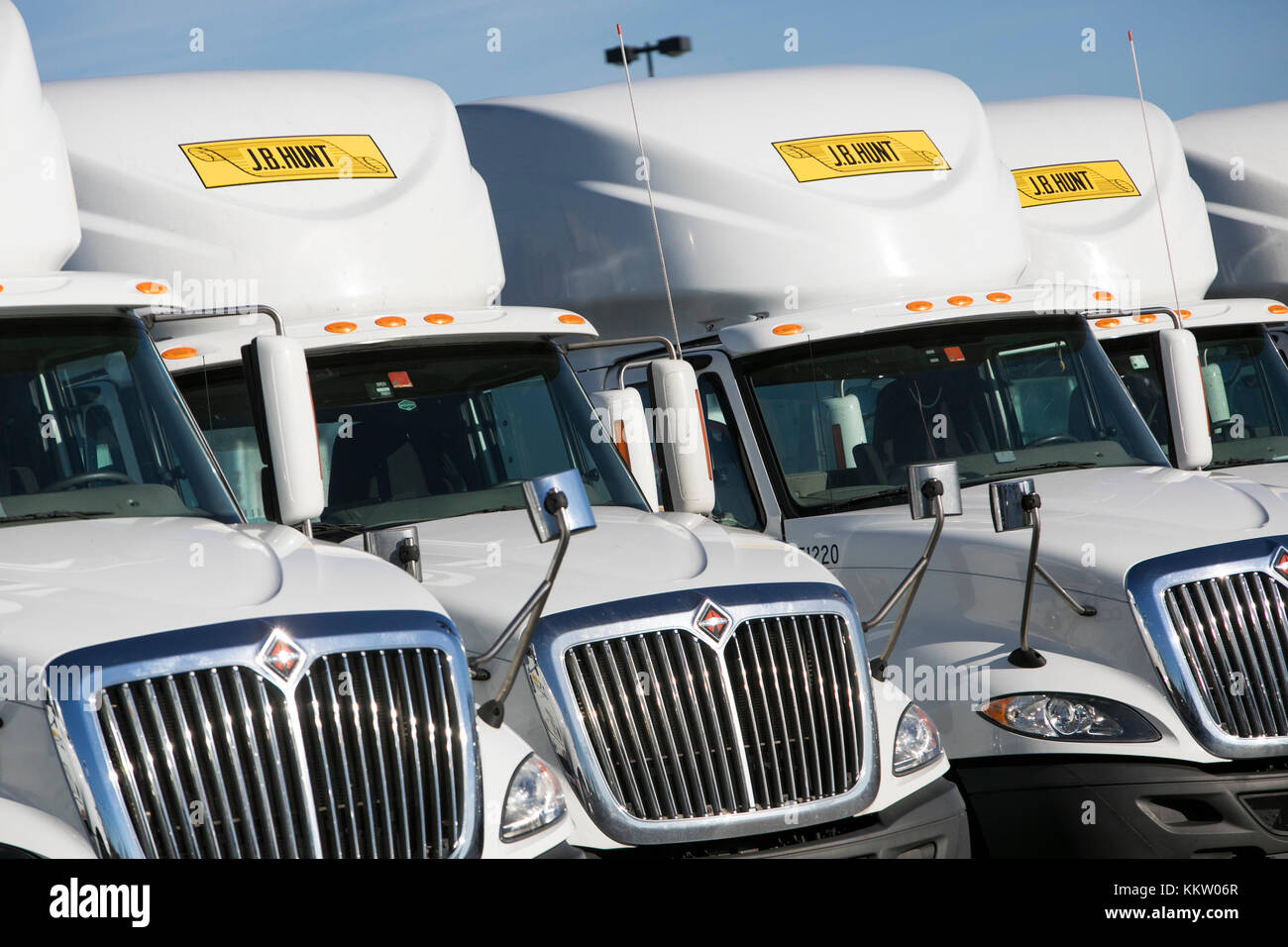 J.B. Hunt transport Services, Inc., signe le logo sur les semi-camions à Winchester, Virginie, le 26 novembre 2017. Banque D'Images J.B. Hunt transport Services, Inc., signe le logo sur les semi-camions à Winchester, Virginie, le 26 novembre 2017. Banque D'Images