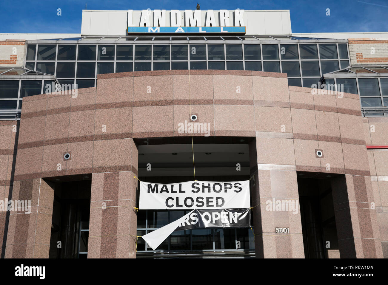 Une banderole "tous les magasins fermés" en dehors de la maintenant fermée Landmark Mall à Alexandria, en Virginie le 26 novembre 2017. Banque D'Images