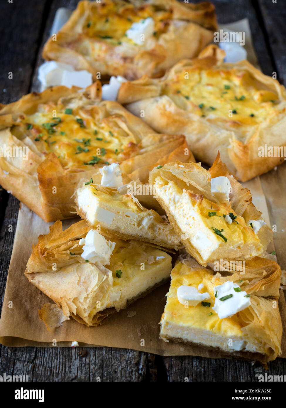 Tarte traditionnelle serbe farcies au fromage.focus sélectif à l'avant des tranches de gâteau Banque D'Images