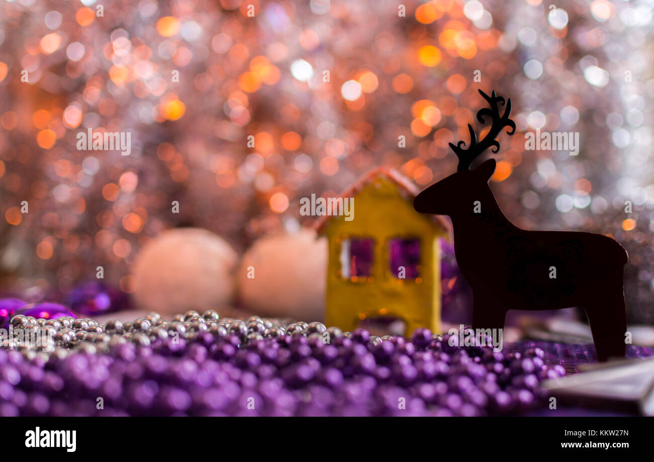 Décorations de Noël coloré avec une extrême profondeur de champ et bokeh crémeux coloré. silhouette d'un cerf de pluie. Banque D'Images