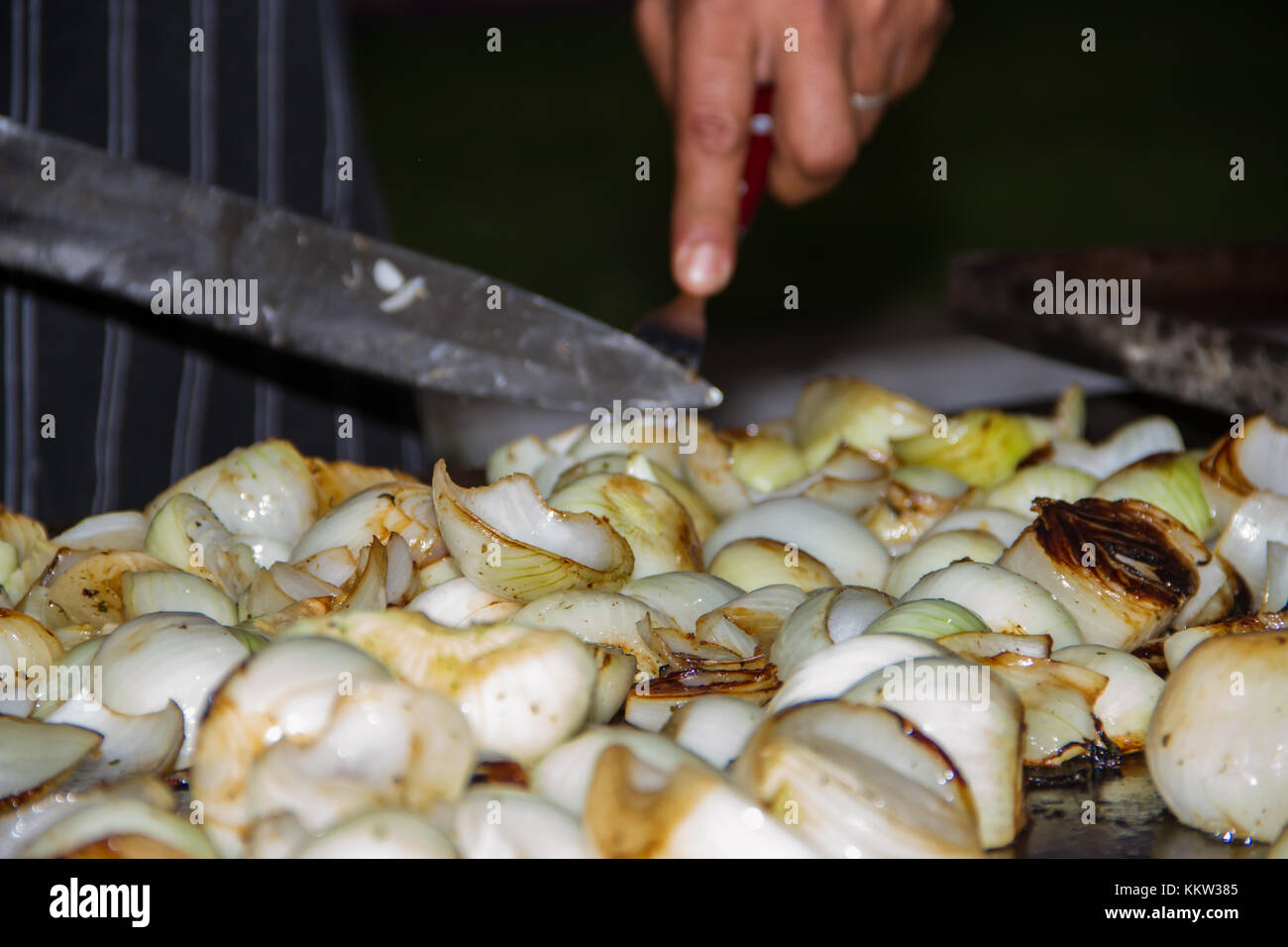 Préparer les mains des tacos et felafel à foire de rue Banque D'Images