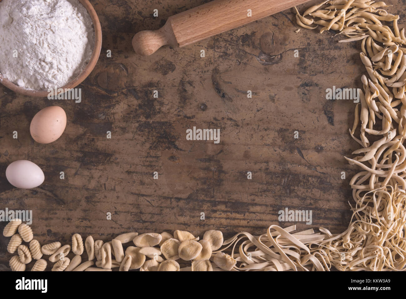 Les pâtes italiennes fraîches mixtes sur bois tableau de composition du châssis Banque D'Images