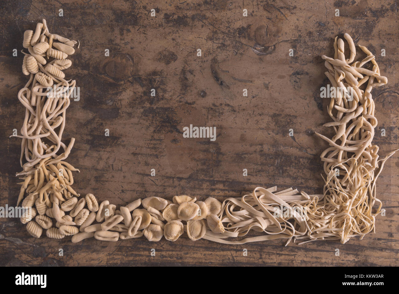 Les pâtes italiennes fraîches mixtes sur bois tableau de composition du châssis Banque D'Images