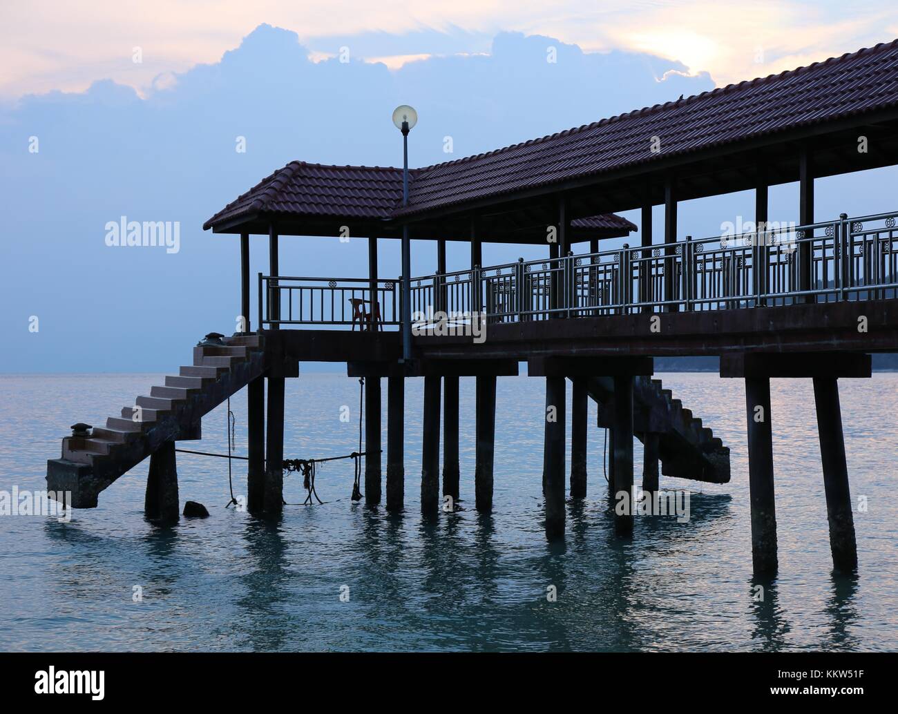 Un pier sur piliers situé dans les îles perenthian en Malaisie pendant les heures du soir bleu Banque D'Images