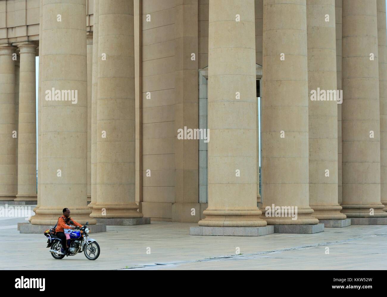 Une moto à l'entrée de la cathédrale de Yamoussoukro en Côte d'ivoire Banque D'Images