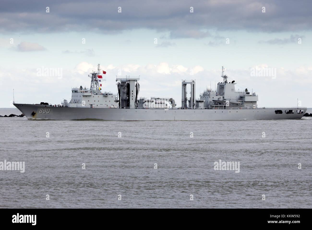 Rotterdam - jan 30, 2015 : type 903 de la marine chinoise ravitailleur (890) quitter le port de Rotterdam après la première visite jamais de la marine chinoise Banque D'Images